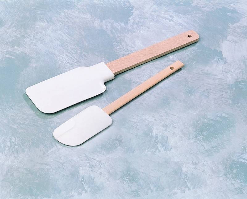 SPATULA WITH WOODEN HANDLE 33CM
