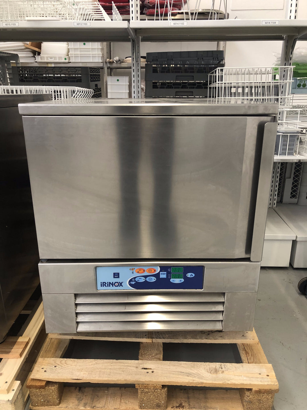 Abbattitore di temperatura Irinox 5 teglie - usato - in condizioni eccellenti. Capacità 5 teglie GN 1/1. Completo di motore refrigerante incorporato.&amp;nbsp;