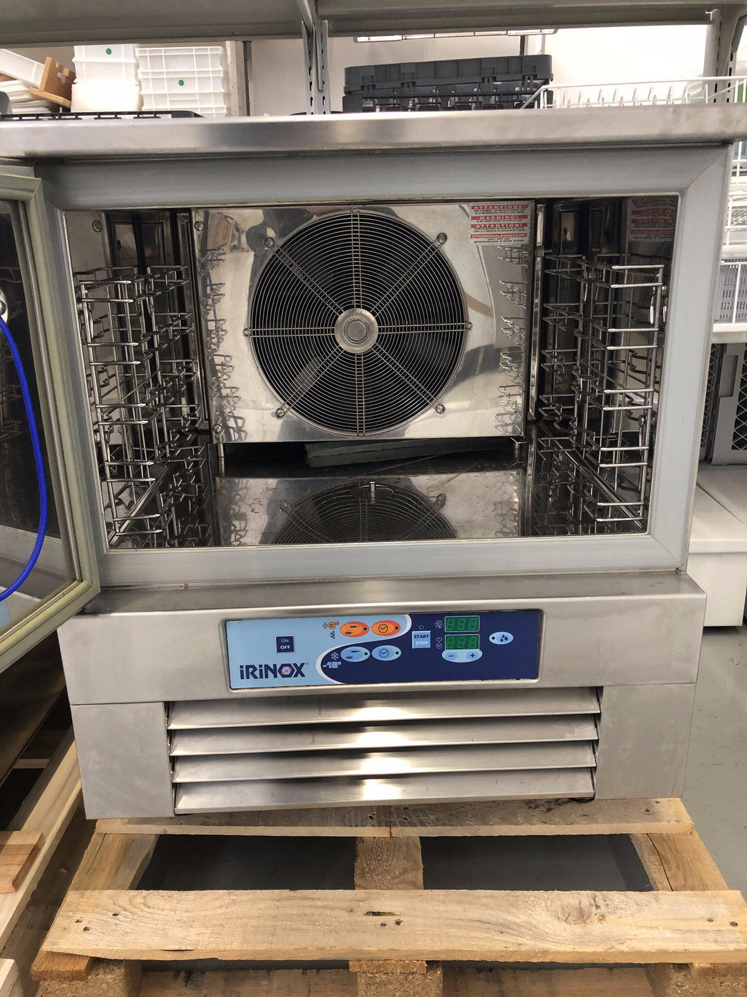 Abbattitore di temperatura Irinox 5 teglie - usato - in condizioni eccellenti. Capacità 5 teglie GN 1/1. Completo di motore refrigerante incorporato.&amp;nbsp;