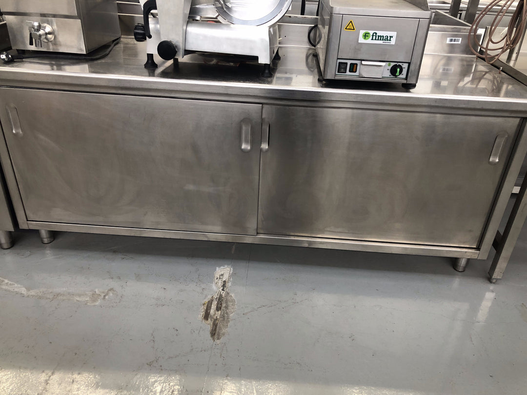 Tavolo inox usato chiuso da ante scorrevoli