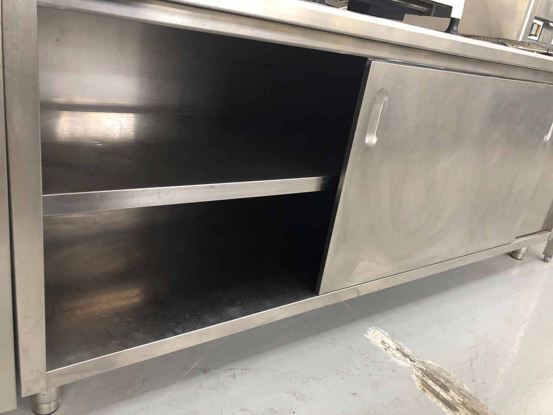Tavolo inox usato chiuso da ante scorrevoli
