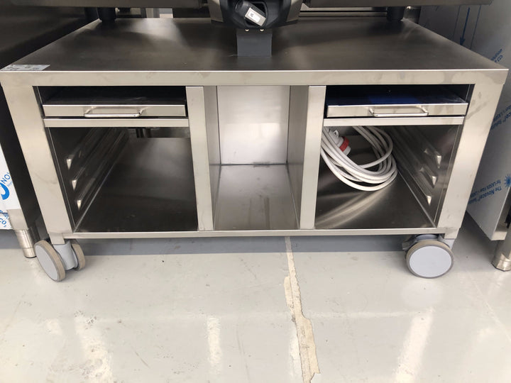 Supporto iVario UG-2-SX RATIONAL sala espositiva