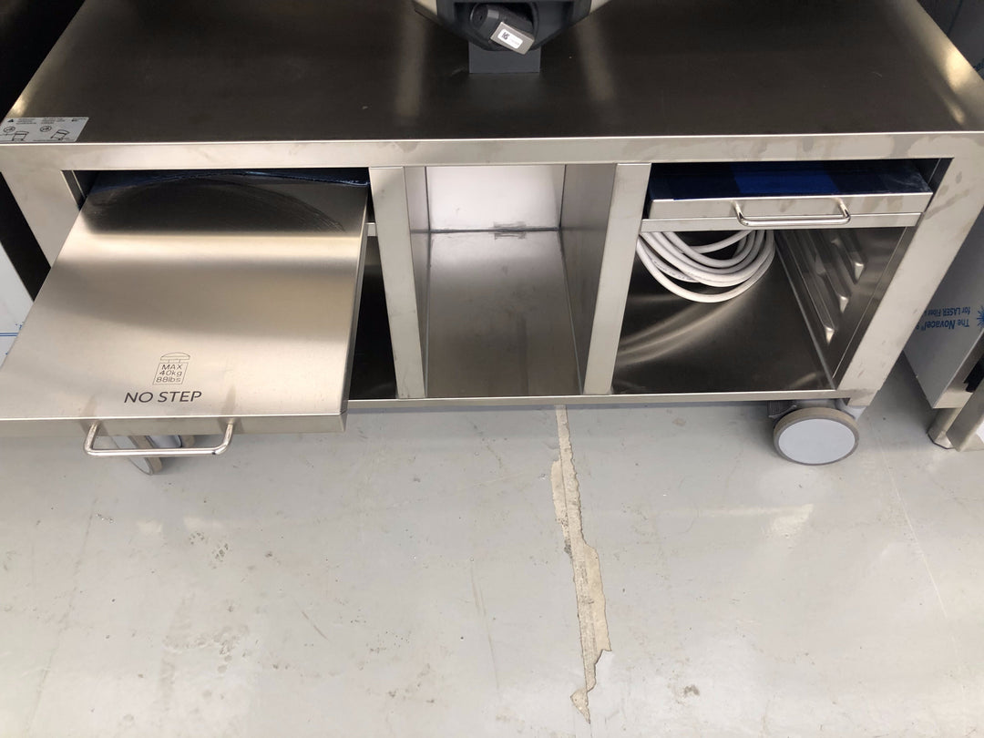 Supporto iVario UG-2-SX RATIONAL sala espositiva