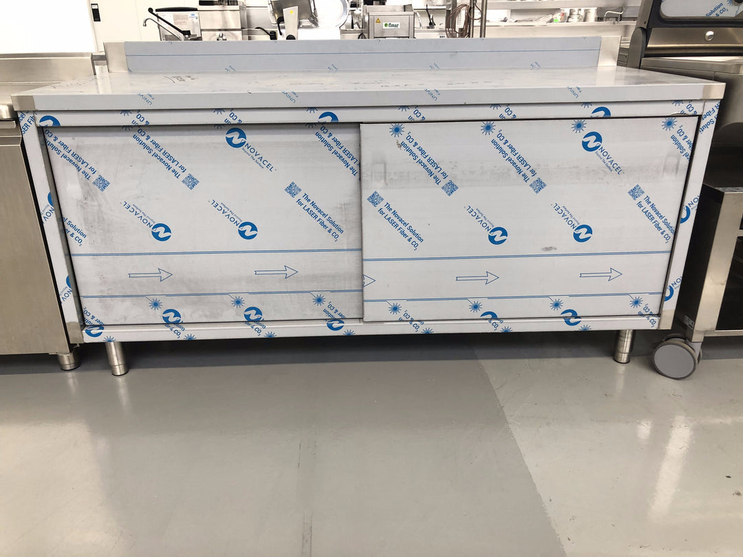 Tavolo inox nuovo chiuso da ante scorevoli