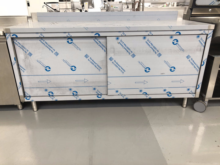 Tavolo inox nuovo chiuso da ante scorevoli
