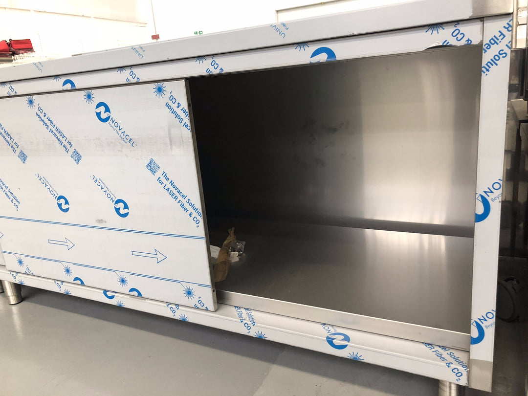 Tavolo inox nuovo chiuso da ante scorevoli