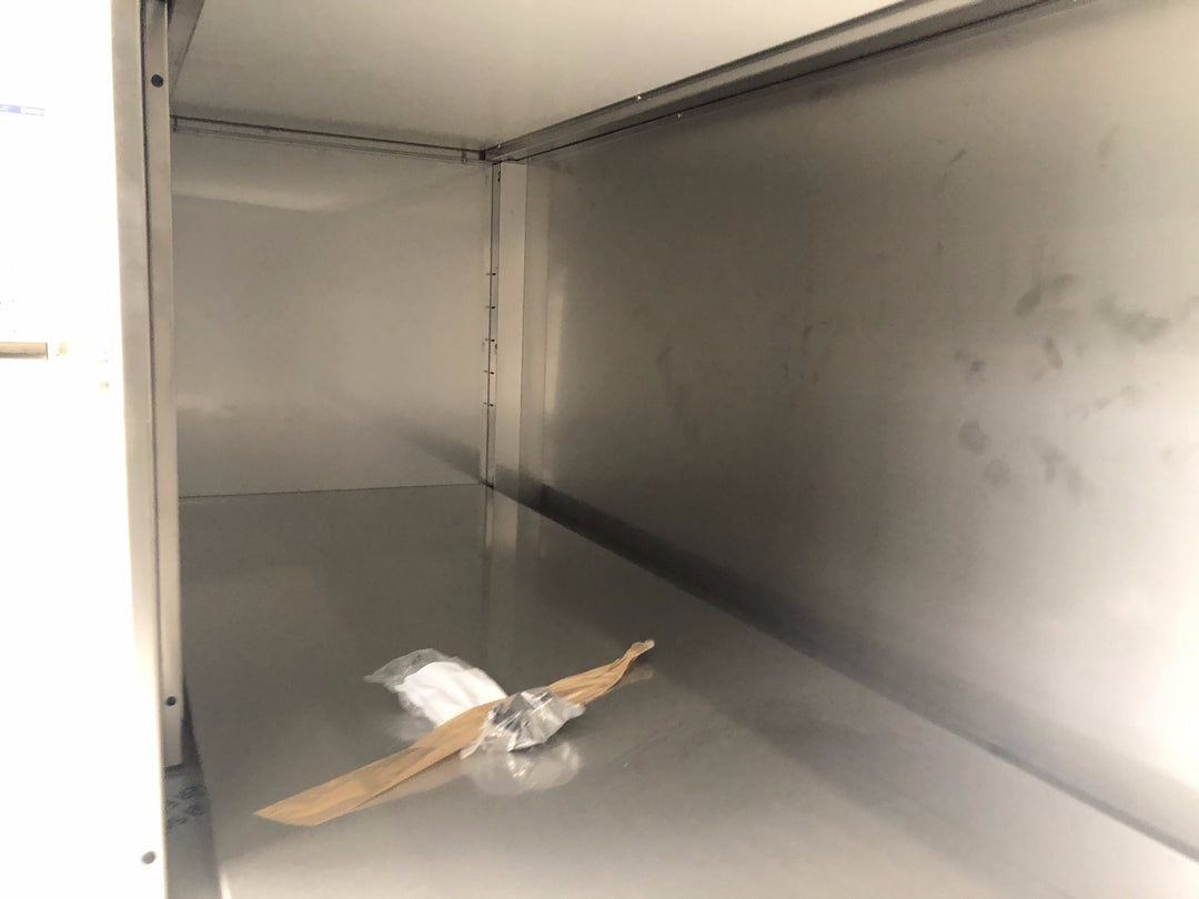 Tavolo inox nuovo chiuso da ante scorevoli