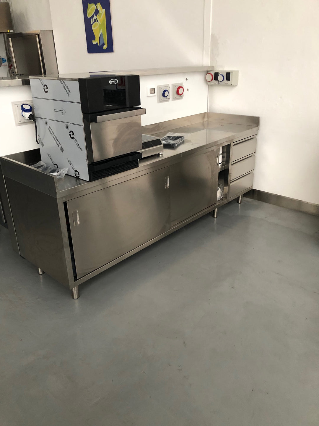 Tavolo inox con cassettiera e mobile chiuso sala EXPO